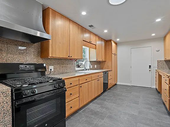 4th image of 1486 Richards Ave