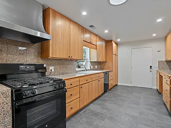 1486 Richards Ave — Photo 4