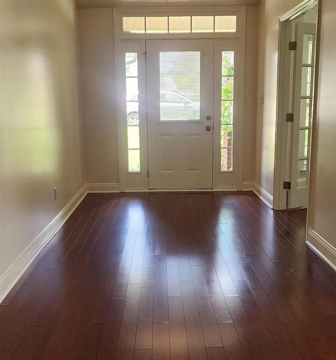 3 bed, 2.0 bath, 2270 sqft, $1,900 — Photo 2