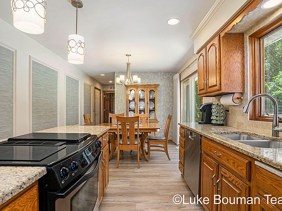 4th image of 2595 Prairie Ave
