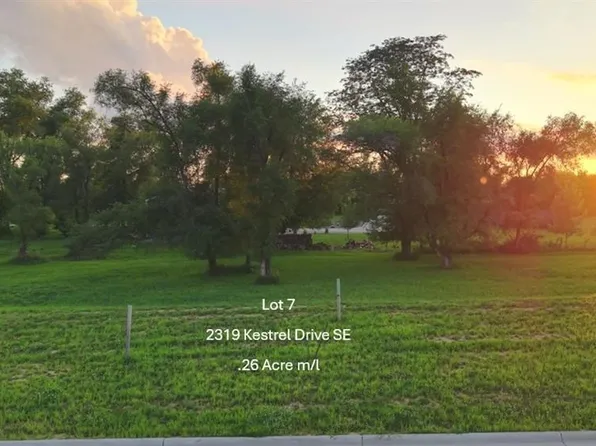 2319 Kestrel Dr SE, Cedar Rapids, IA 52403