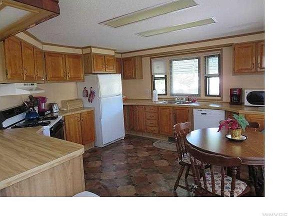 5th image of 61 Lorraine Pl