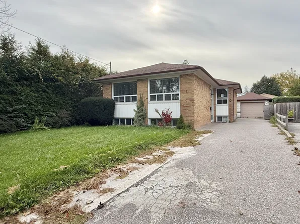 4 Wantanopa Cres, Toronto, ON M1H 2B3