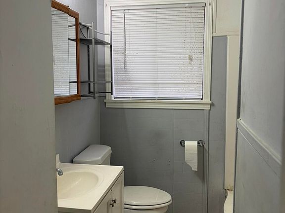 4th image of 1904 Edwin Ave