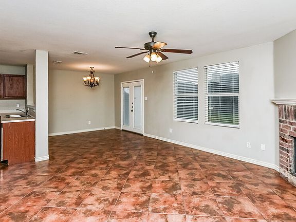 5th image of 517 Creekbend St
