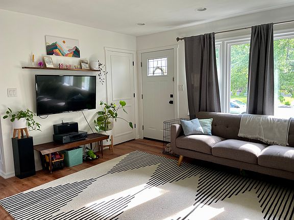 3rd image of 4767 Golfview Dr NE