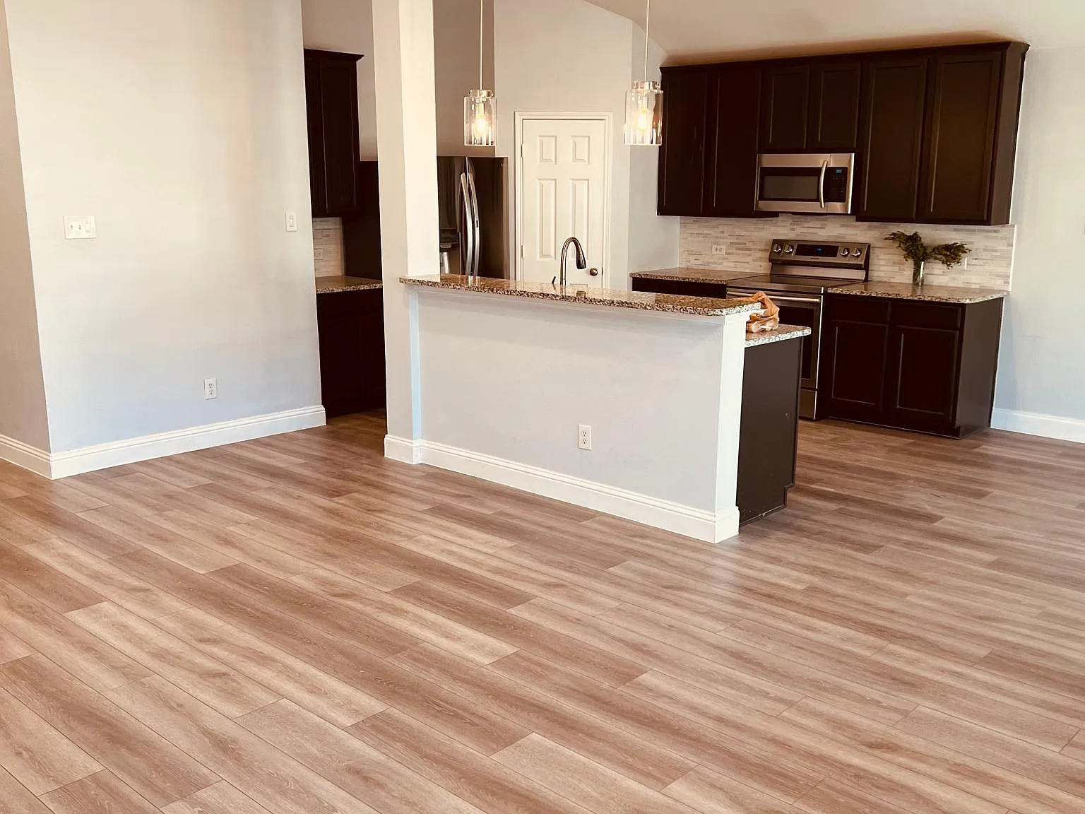 3 bed, 1696 sqft, $2,500 — Photo 3