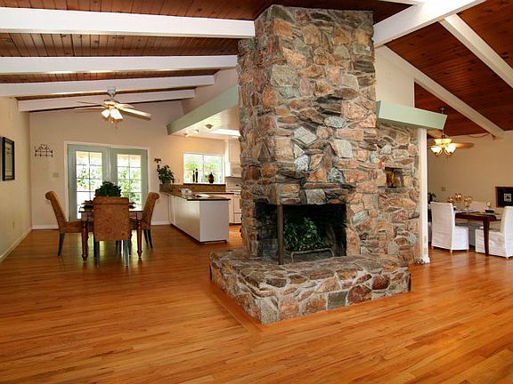 4th image of 24835 Glenwood Dr