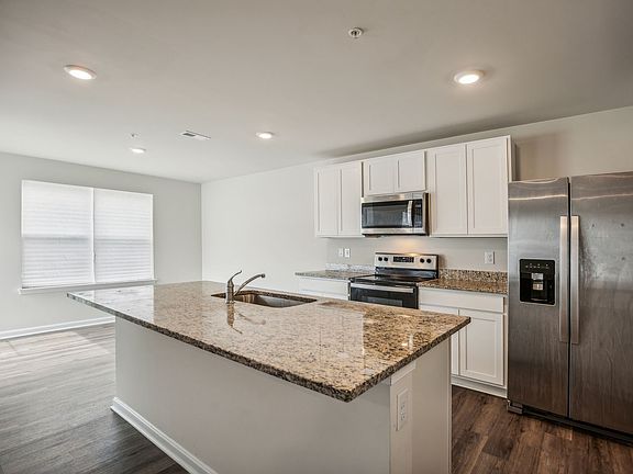 5th image of 322 Forest Edge Ave