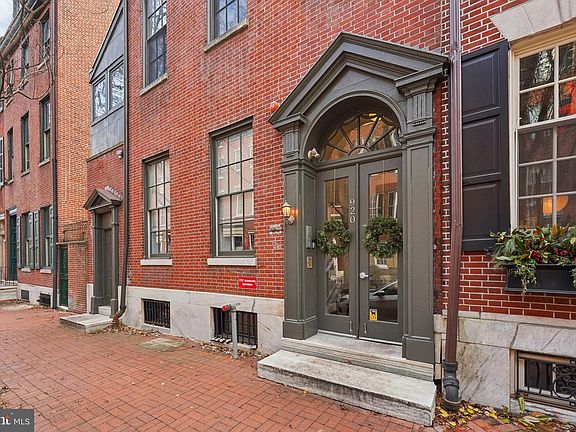 3rd image of 920 Clinton St APT 3R