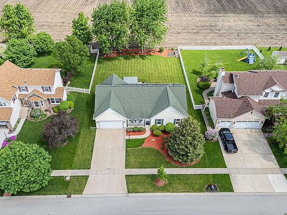 3rd image of 1226 Country Dr