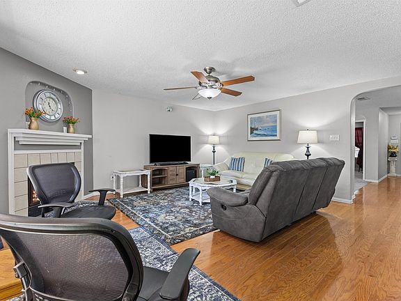 5th image of 1017 Lake Trail Dr