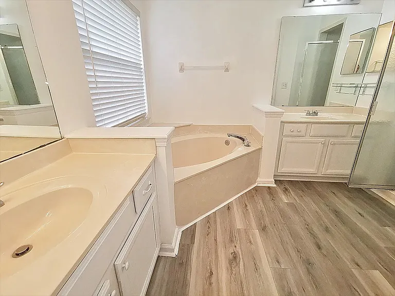 2107 Willesdon Dr E — Photo 13