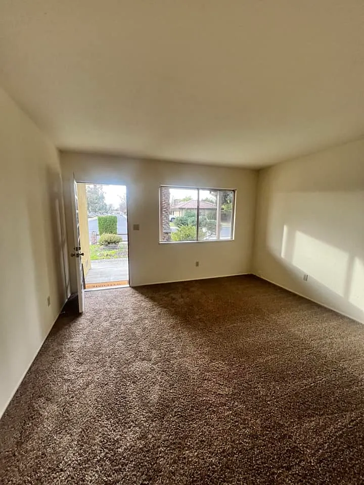 2 bed, 1000 sqft, $1,950 — Photo 2