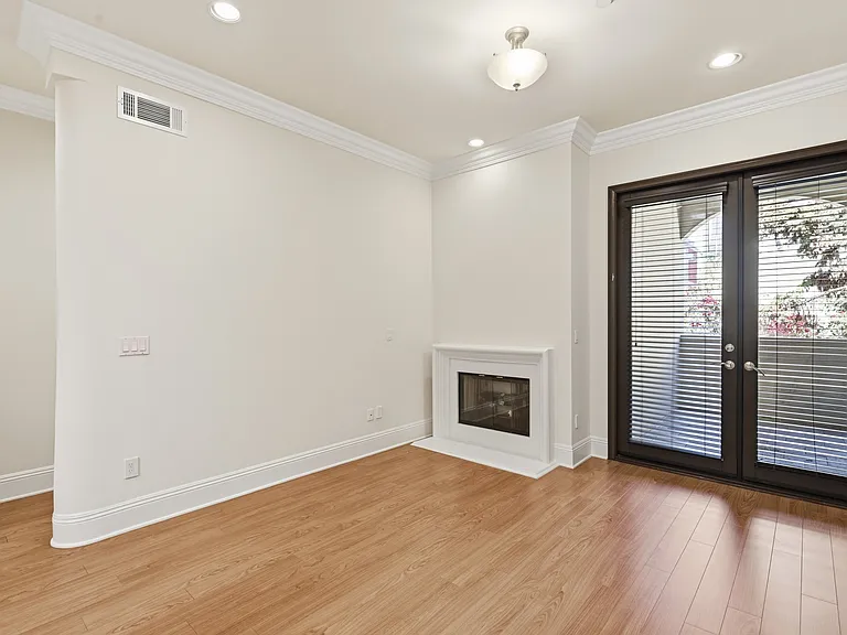 10305 Almayo Ave #404 — Photo 8