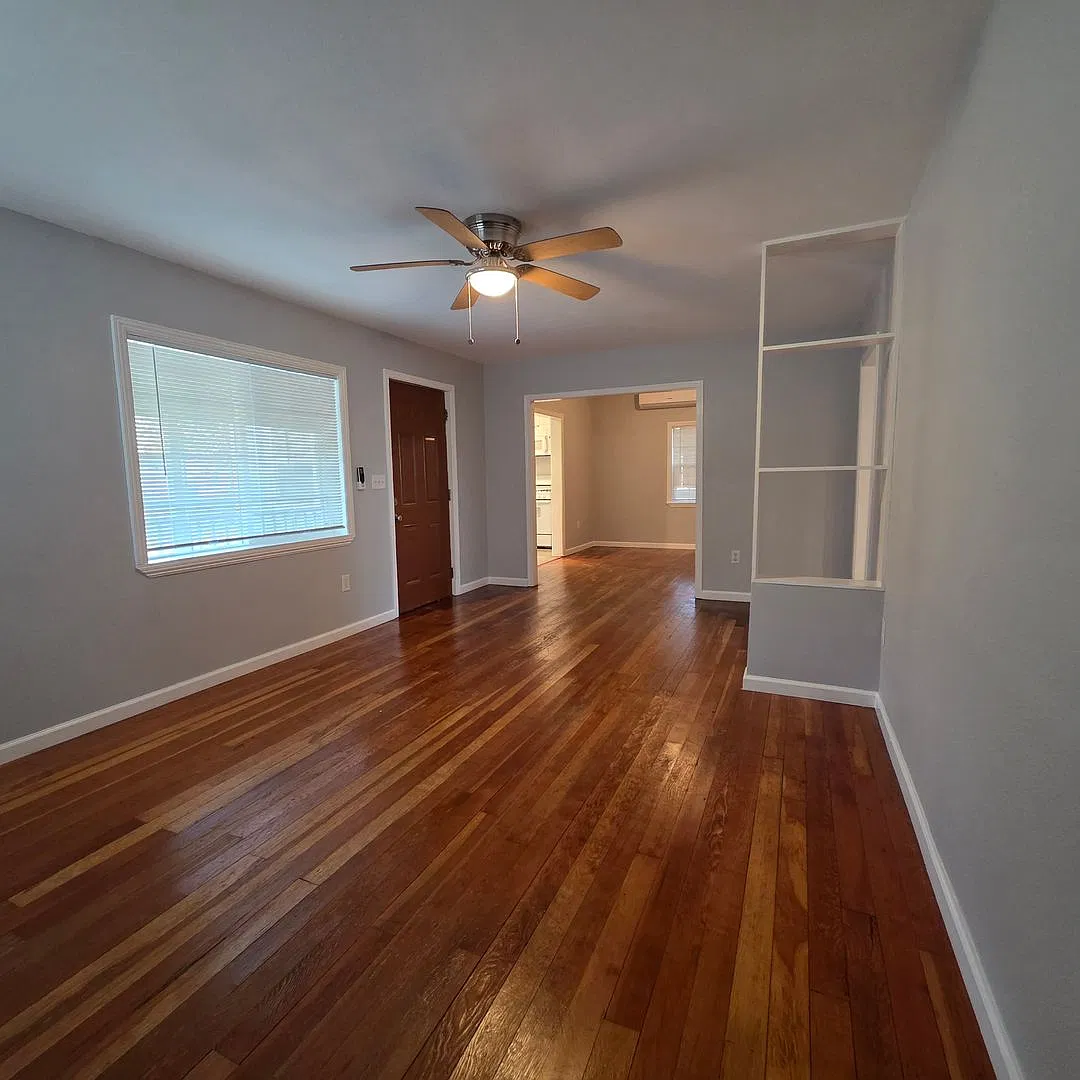 2 Bed 1 Bath House With Fenced Back Yard — Photo 2