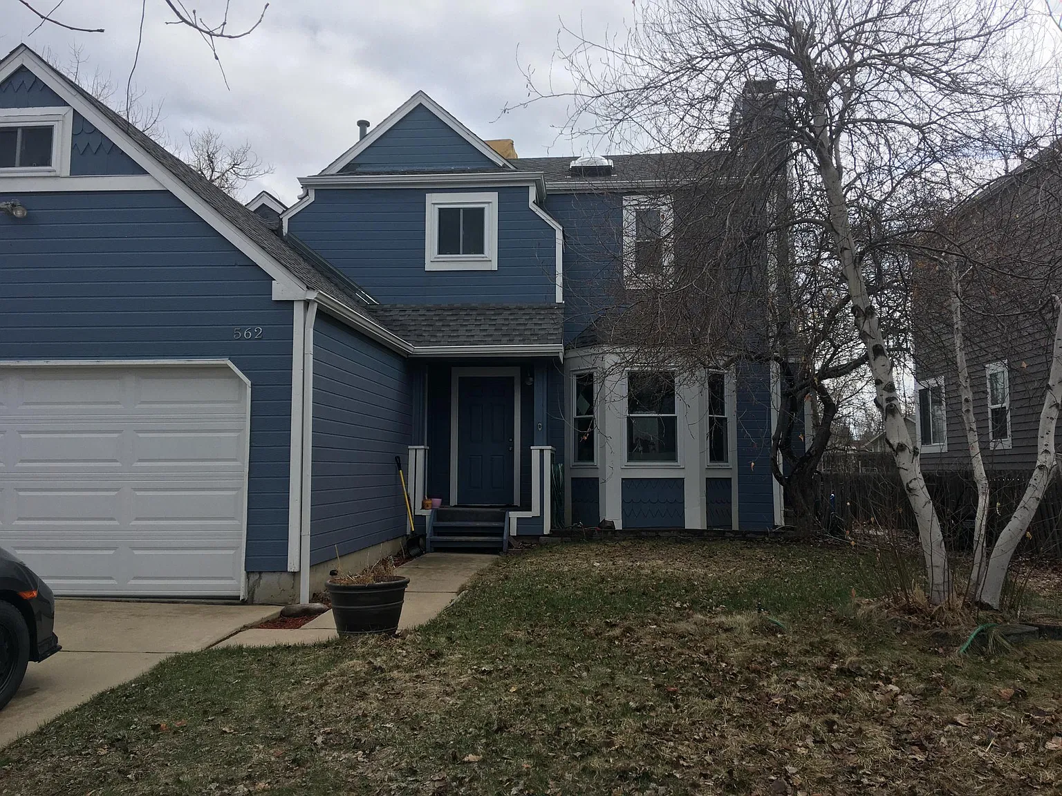 562 W Sycamore St — Photo 1