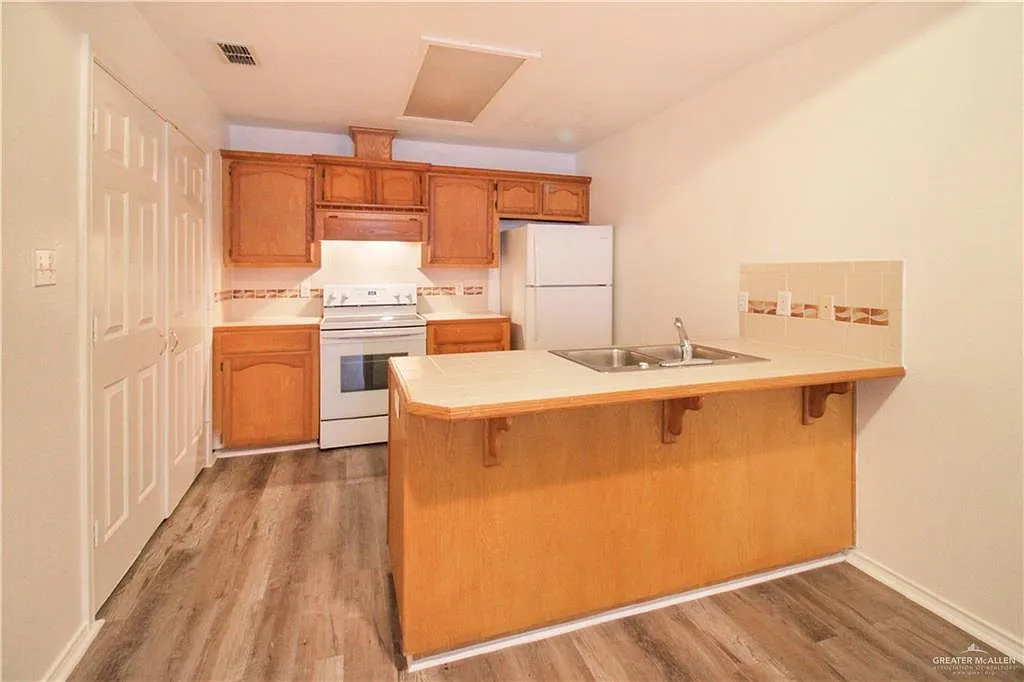 2 bed, 2.0 bath, 7616 sqft, $799 — Photo 2