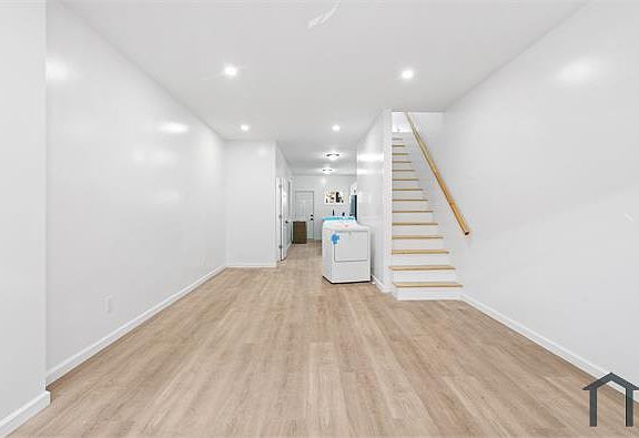 4th image of 2055 Dickinson St