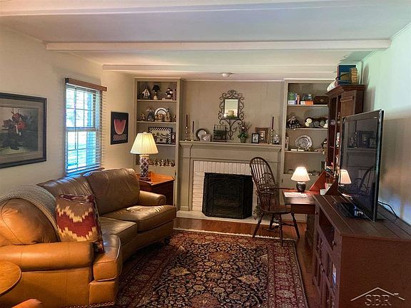 3rd image of 459 Holbrook Ln