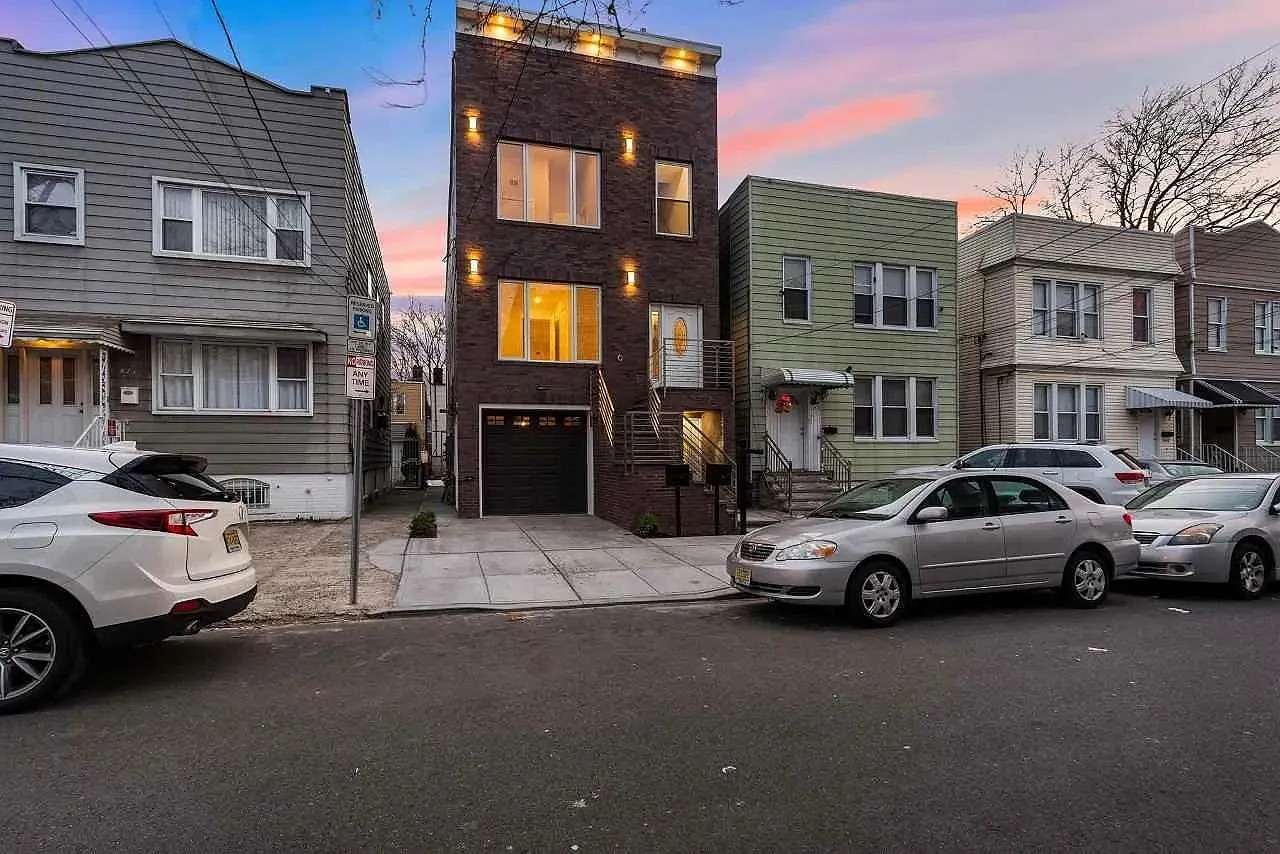 3 bed, 2.0 bath, 1100 sqft, $3,200 — Photo 1
