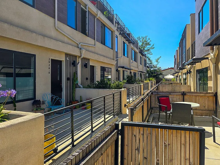 2926 Rowena Ave #2 — Photo 35