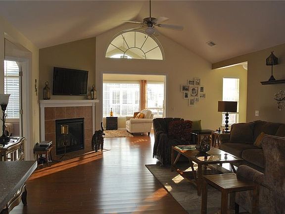 2nd image of 636 Handel Ln