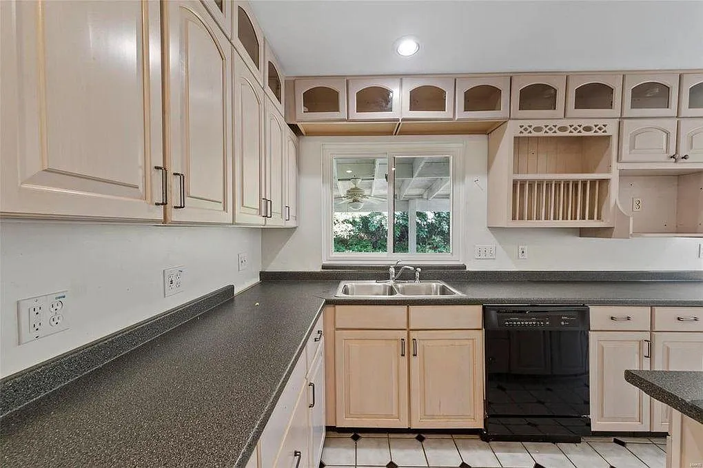 4 bed, 3.5 bath, 2200 sqft, $3,000 — Photo 3