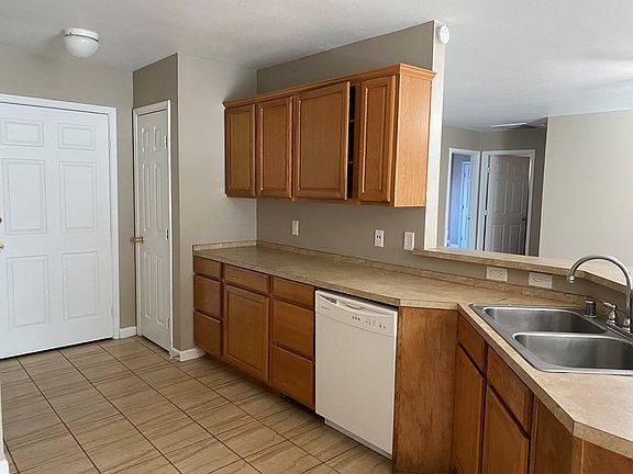 3rd image of 412 E Pecan Ave