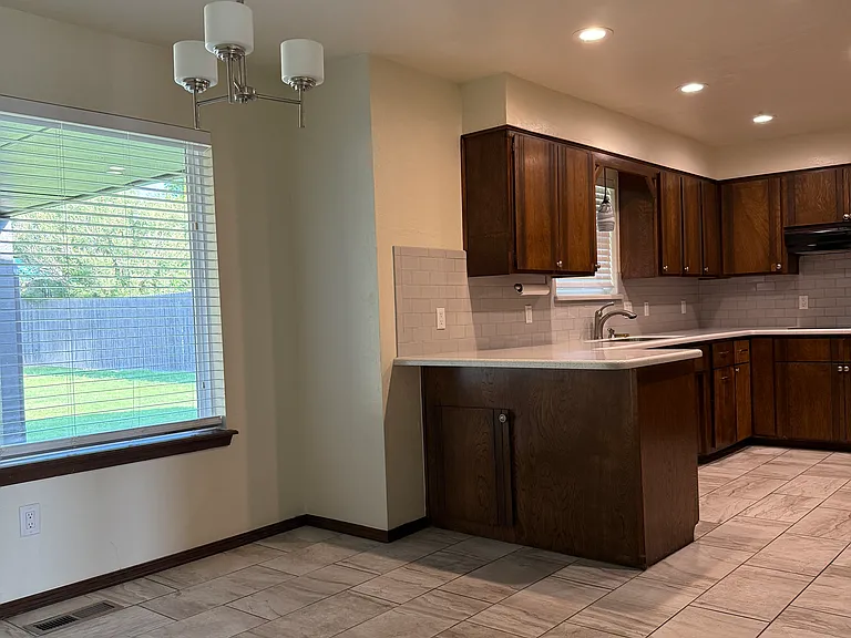 Kitchen & Eat-In Area