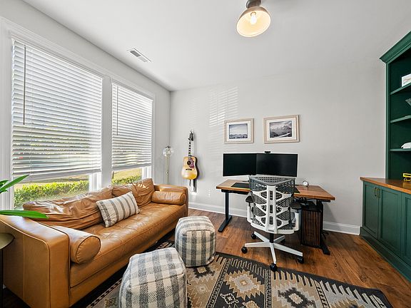 5th image of 217 Logans Manor Dr