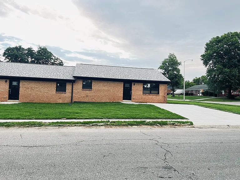 300 Longview Dr #B — Photo 2