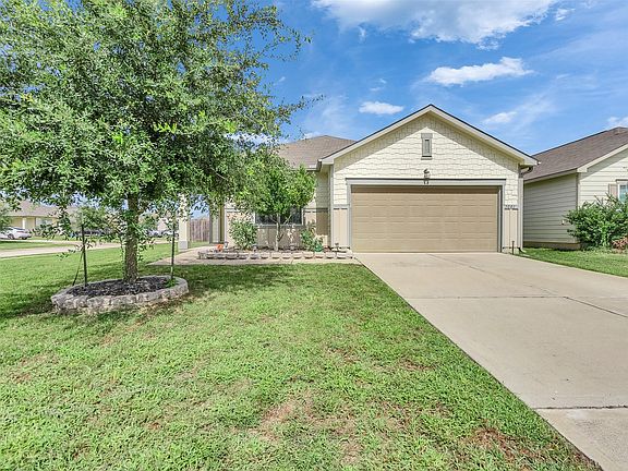 2nd image of 1001 Banyon Tree Ln