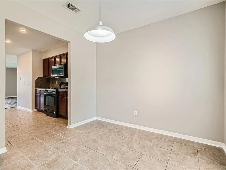11010 Walkup Way — Photo 9