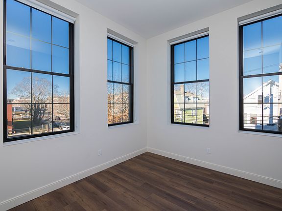 5th image of 20 Harbor St #2B-1Ba-926Sqft