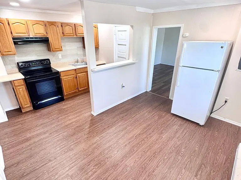1348 E 6th St — Photo 3
