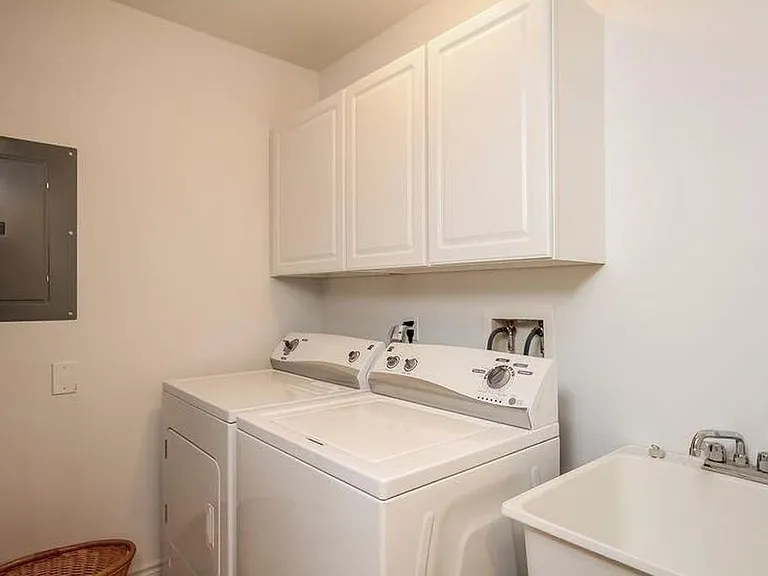 3370 Endsleigh Ln — Photo 16