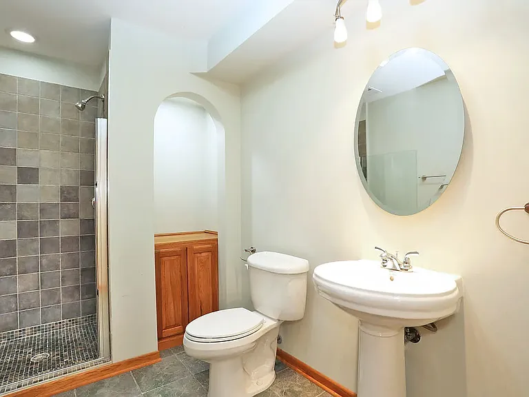 829 Clover Ridge Ln — Photo 32
