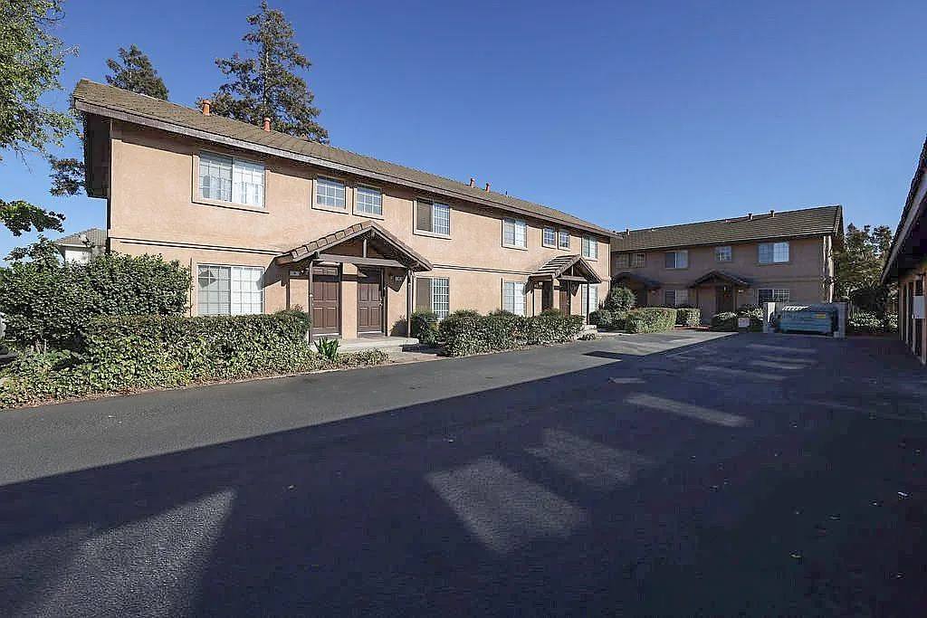 2 bed, 1.5 bath, 850 sqft, $1,895 — Photo 1