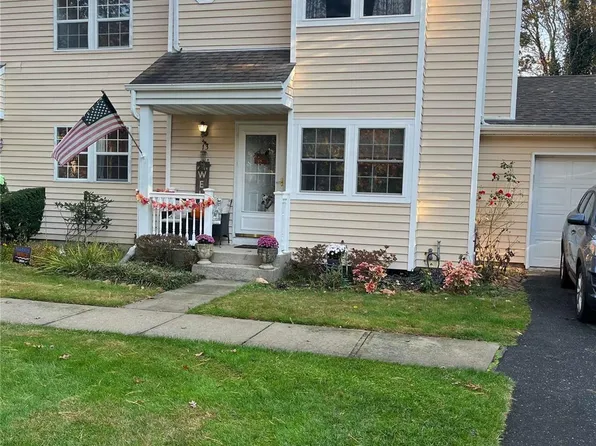 13 Stone Commons #13, Yaphank, NY 11980