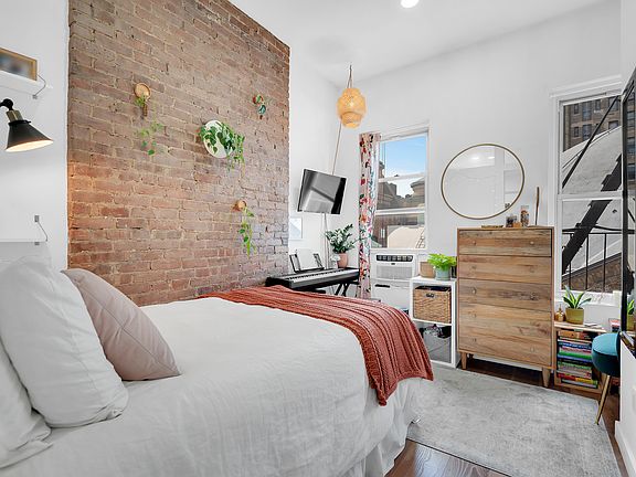 4th image of 462 Amsterdam Ave Unit Penthouse 5r