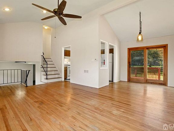4th image of 37 Crassas St