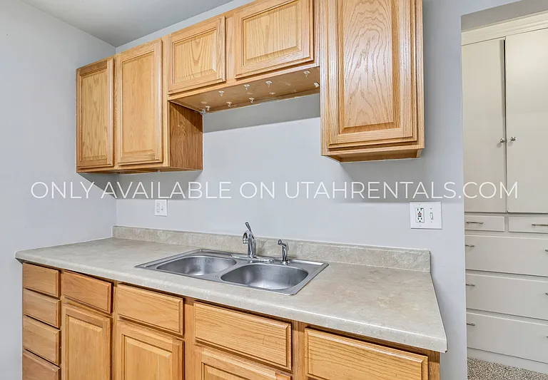 511 N 100 W #8 — Photo 3