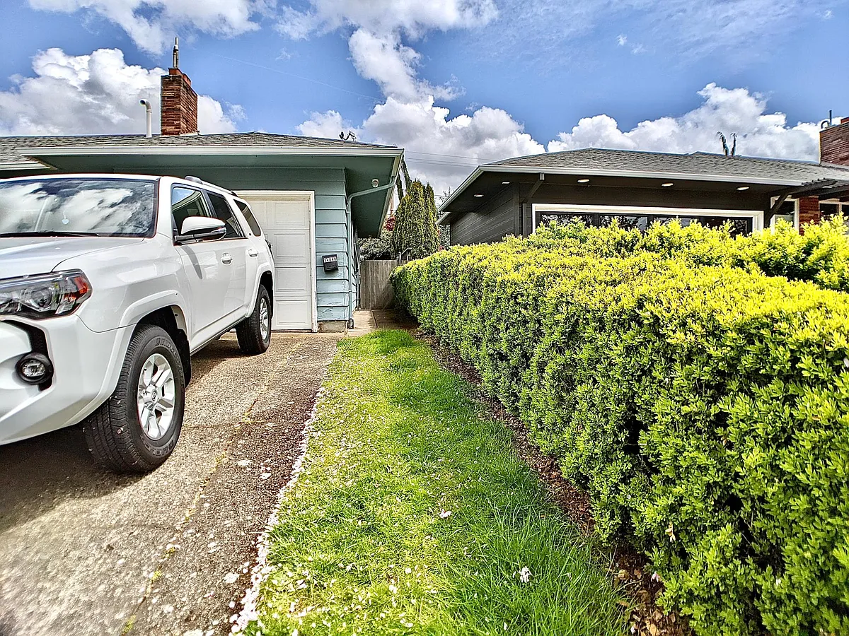 Building Photo - 5404 NE 54th Ave #B