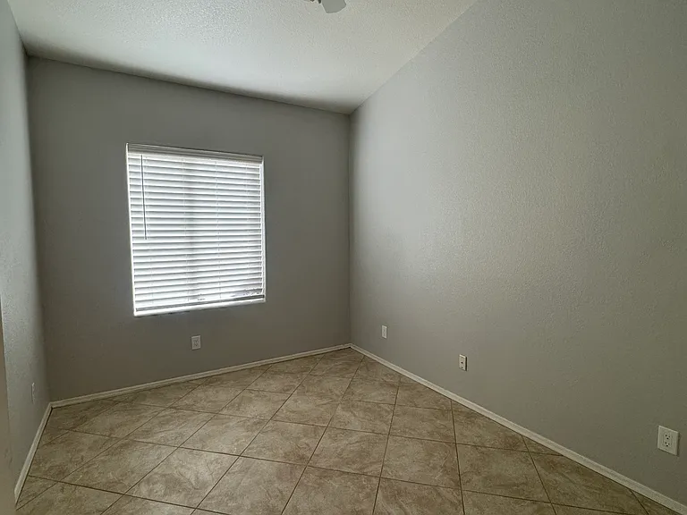2523 E Parkside Ln — Photo 6