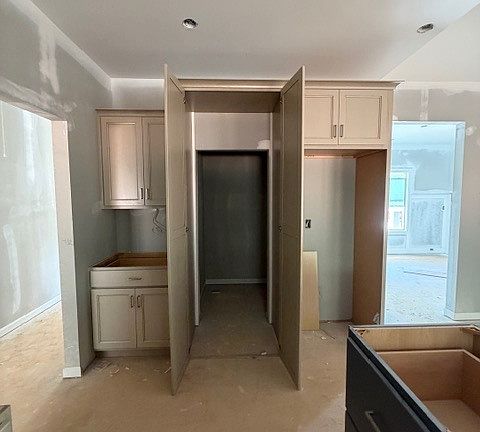 5th image of 134 Woodford Dr