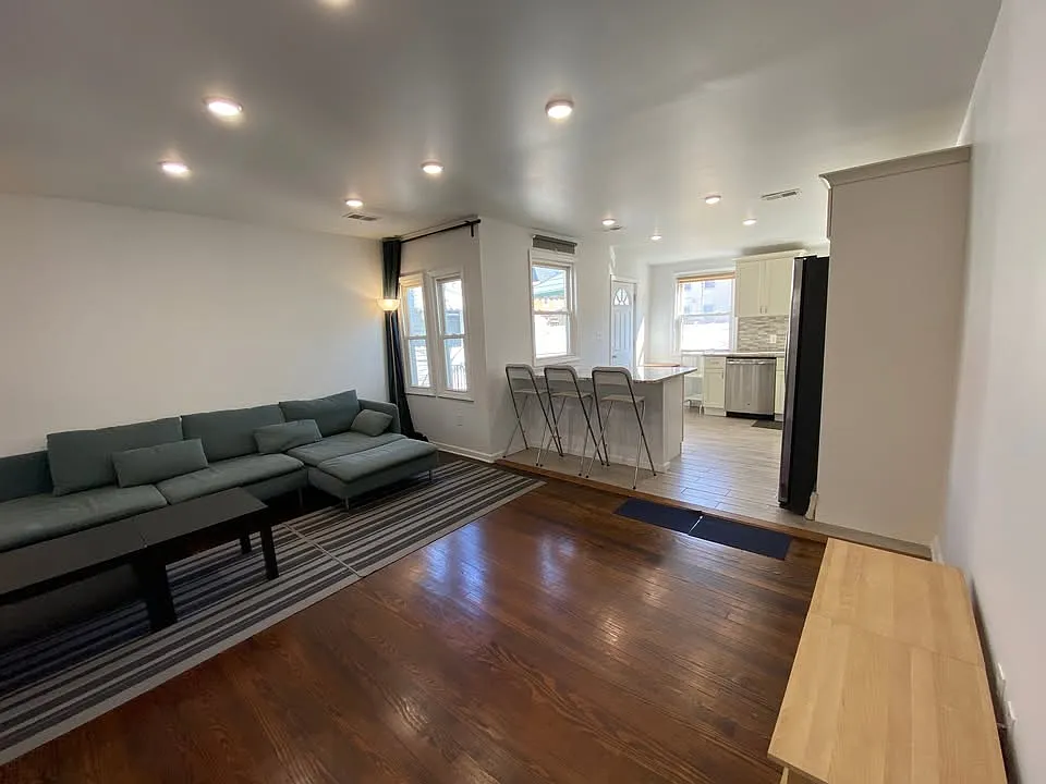 3 bed, 1.5 bath, 1086 sqft, $2,900 — Photo 2