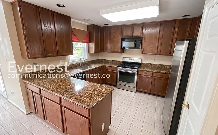 4 bed, 3.5 bath, 2010 sqft, $3,150 — Photo 3