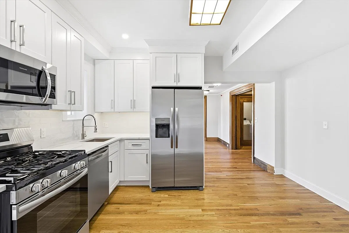 2750 Whitney Ave — Photo 4