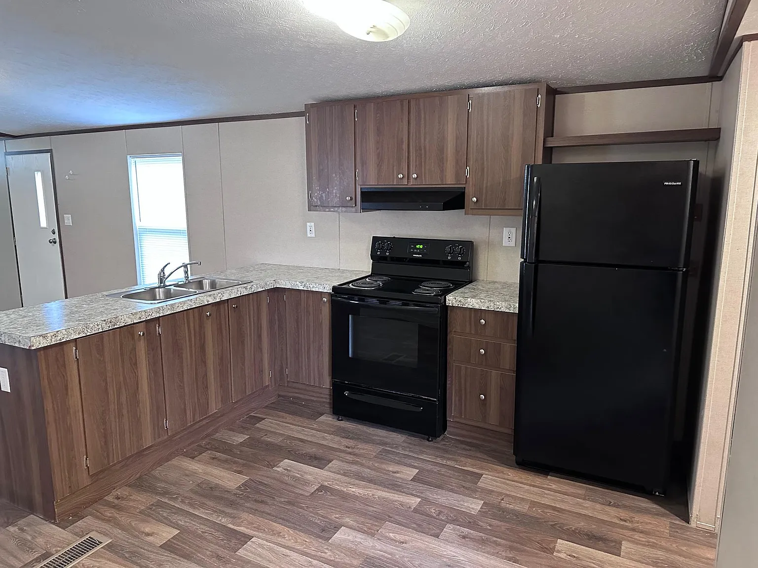 3 bed, 1000 sqft, $1,600 — Photo 3